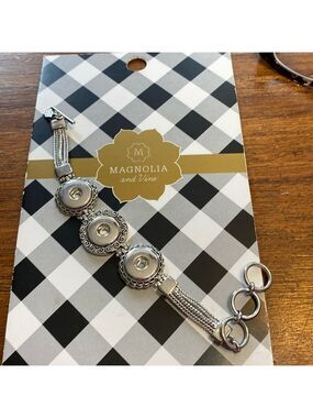 Magnolia and Vine silver Center Stage bracelet, 7-9” wrist, fits 3 snaps